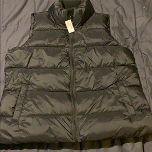 Black Old Navy Puffer Vest
